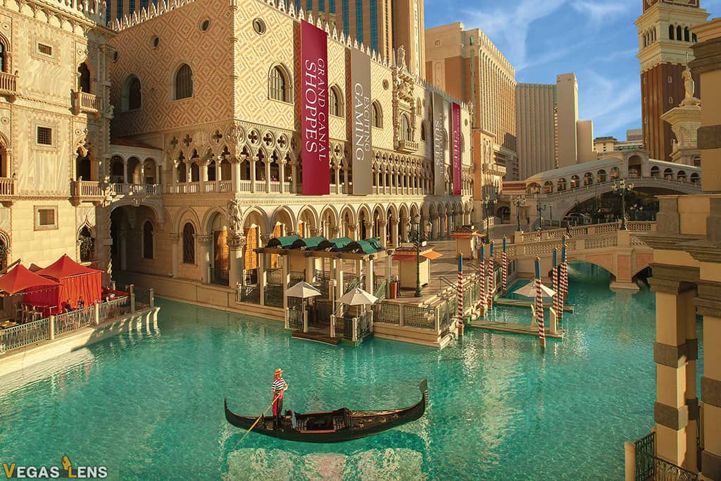 Gondola Rides - Water show in Las Vegas